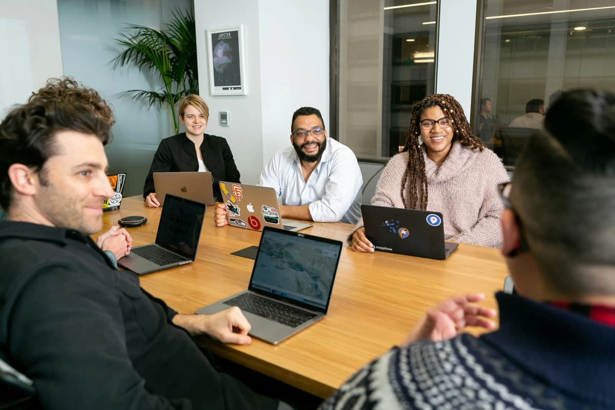 Manager español liderando reunión internacional con confianza