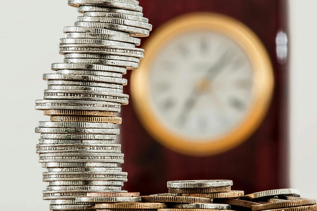 Profesionales financieros españoles en trading floor internacional