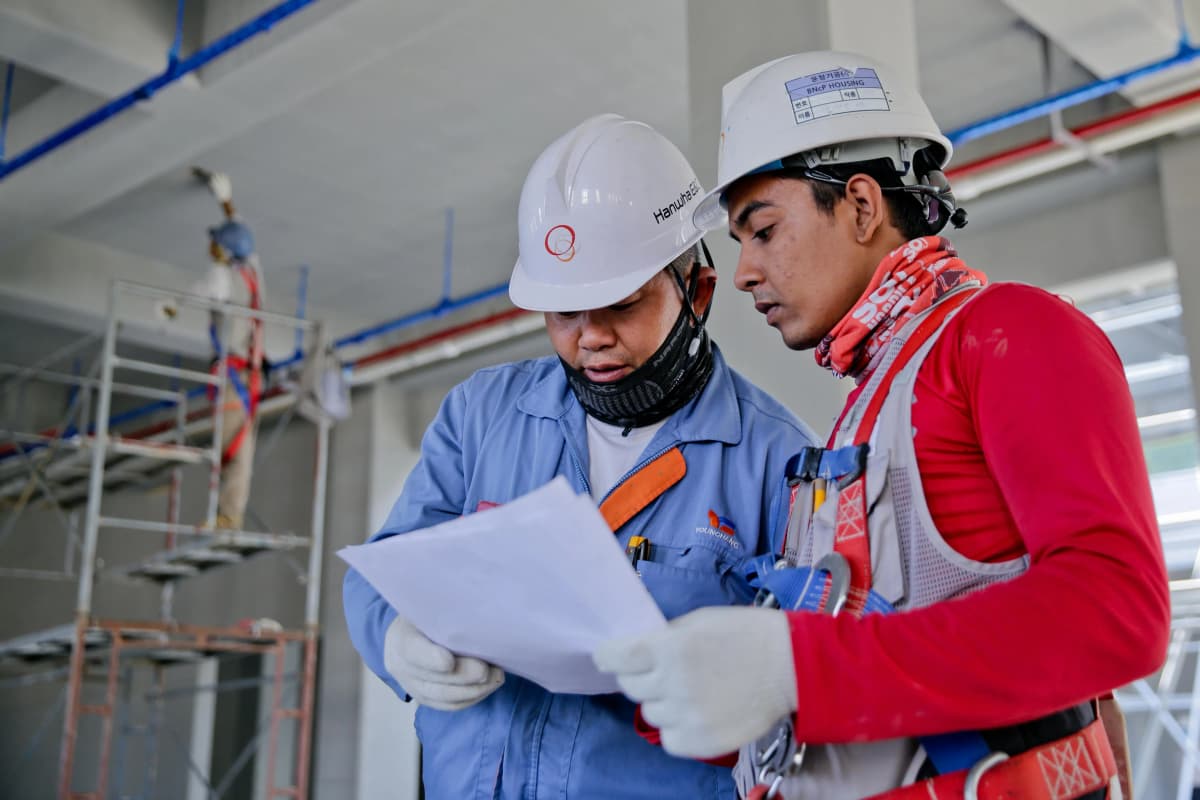 Ingenieros españoles en planta industrial 4.0 colaborando internacionalmente