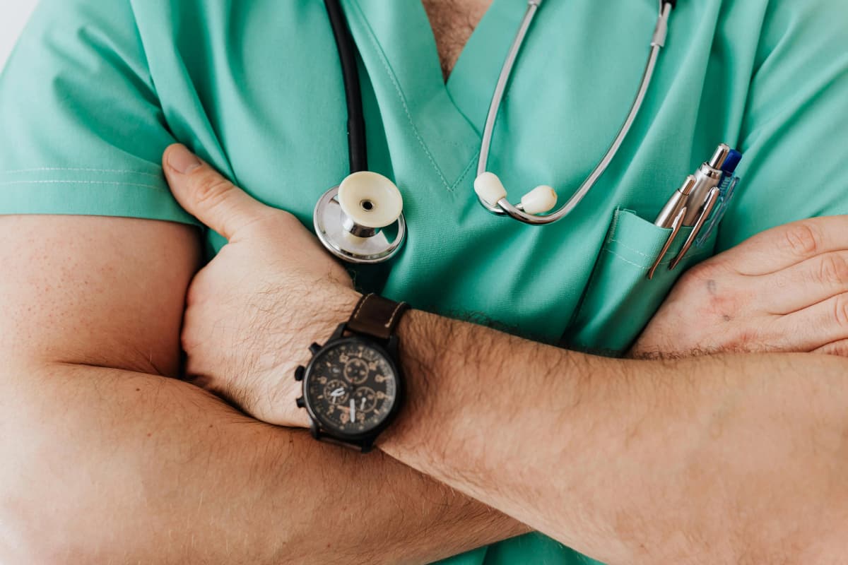 Médicos españoles participando en conferencia médica internacional