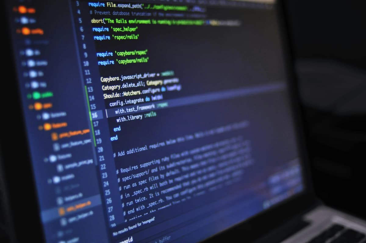 Developers españoles colaborando en proyecto tech internacional