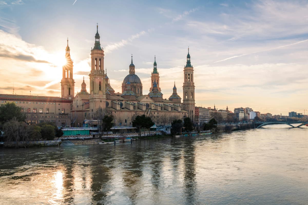 Basílica del Pilar Zaragoza con profesionales de la logística estudiando inglés